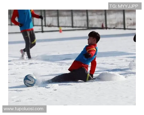 在雪地中奔跑的足球明星们展现冬季运动的激情与魅力 在雪地中奔跑的足球明星们展现冬季运动的激情与魅力