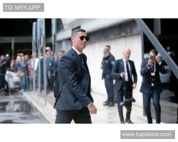 足球明星身着西装挑战极限场上风采尽显引发热议 足球明星身着西装挑战极限场上风采尽显引发热议