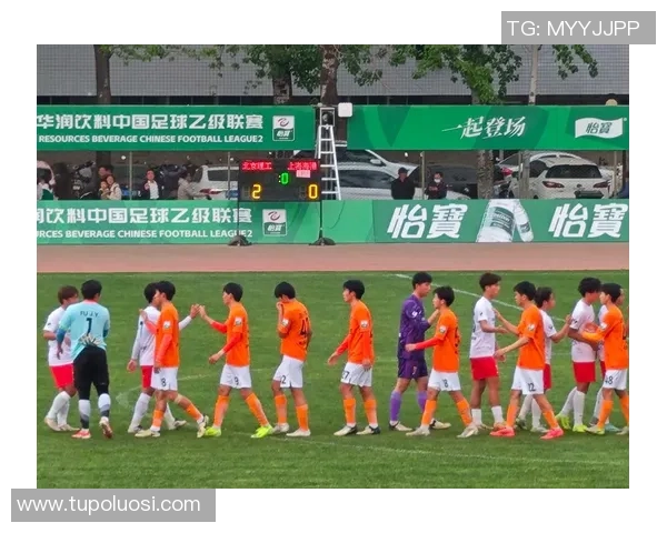 足球明星齐聚上海展开友谊赛引发球迷热烈期待与欢呼